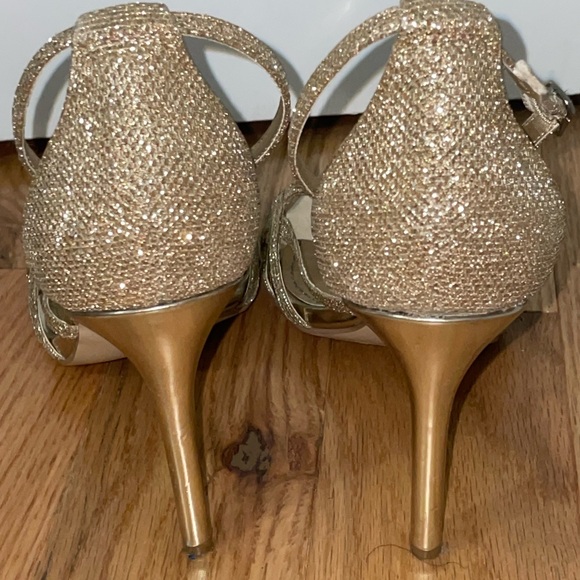 badgley mischka gold open toe sequin heels - Picture 2 of 3